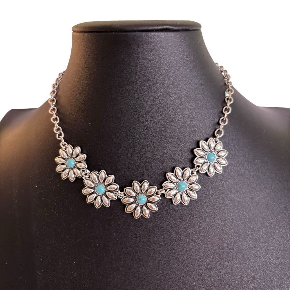 Daisy Necklace in Turquoise & Silver Tones.